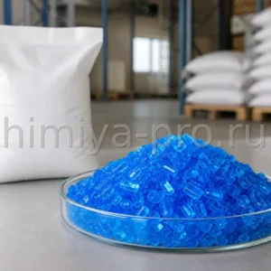 Медный купорос Е519: насыщенно-синие кристаллы CuSO4·5H2O в стеклянной чаше и мешке 25 кг для агрохимии
