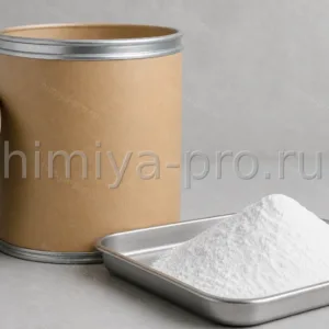 Белый порошок микрокристаллической целлюлозы МКЦ 101 в барабане как наполнитель и связующее для таблеток фармацевтика
