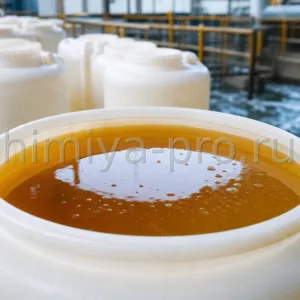 Янтарный водный раствор полиалюминийхлорида в канистре для коагуляции и очистки питьевой воды