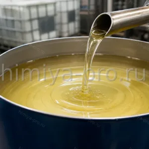 Вязкая бесцветная олеиновая кислота в промышленной бочке для мыла и олеохимии