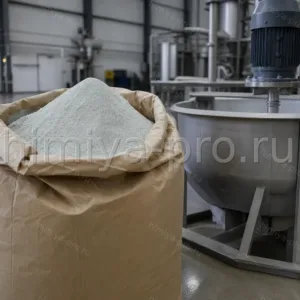 Фосфат цинка порошок в крупном крафт-мешке рядом с диспергатором в промышленном цехе антикоррозийных материалов