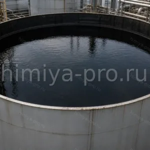 Пиролизная фракция — тёмно-янтарная жидкость в бочке на нефтехимическом терминале для смол и углеродного чёрного оптом