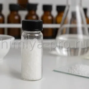 Furaneol CAS 27538-09-6 — белые кристаллы во флаконе на столе ароматизаторной лаборатории, клубника