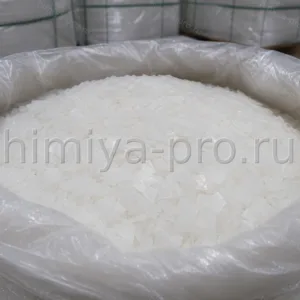 Каустическая сода чешуированная 98 % NaOH в мешке на складе щелочной химии для целлюлозного и водоочистного производства
