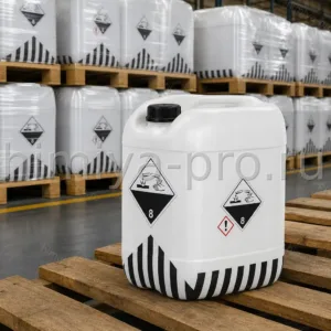 Канистра с раствором едкого натра 49% марки РД на складе химического сырья, коррозионная маркировка