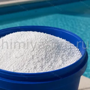 Белые гранулы гипохлорита кальция в ведре для дезинфекции воды бассейнов и промышленных стоков