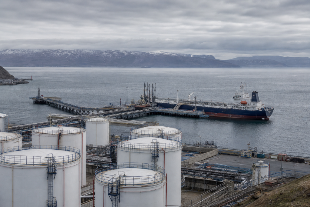 Нефтехимический портовый терминал с резервуарами и танкером — логистика экспорта нефтехимии Росхима