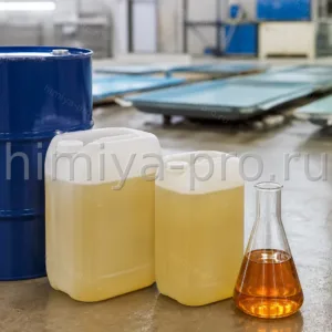 Янтарная жидкость ускорителя DMP-30 в полиэтиленовых канистрах на участке эпоксидных покрытий и смол