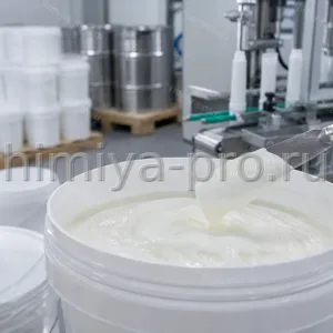 Кремовая однородная масса вазелина марки 160 в полиэтиленовом ведре, стабильная консистенция для наполнения туб.