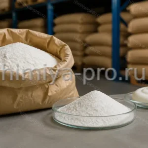 Белый порошок анионного эмульгатора в мешке и чашке рядом с образцом солнцезащитного крема на складе