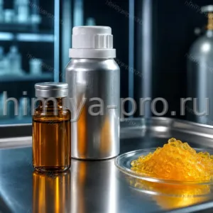 Золотисто-оранжевая маслянистая жидкость и кристаллы ретинола в янтарном флаконе на лабораторном подносе