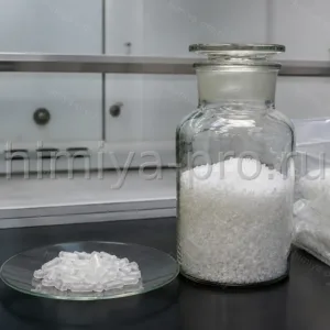 Белые орторомбические кристаллы гидразина дигидрохлорида ЧДА в лабораторной банке и на часовом стекле