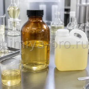 Бесцветная маслянистая жидкость дельта-декалактона в стеклянном флаконе и канистре на лабораторном столе для парфюмерии.