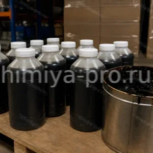 Ихтиол: тёмная вязкая жидкость во флаконах и бочке на складе фармацевтической субстанции
