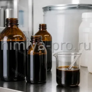 Почти чёрная сиропообразная субстанция ихтаммола в янтарных флаконах на фармстоле для наружных мазей и паст.