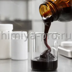 Густая красновато-коричневая жидкость ихтаммола USP при розливе в лабораторный стакан для дерматологических форм.