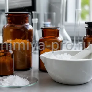 Белые кристаллы калия йодистого чда в янтарных флаконах и фарфоровой ступке для фармконтроля и аналитической химии.