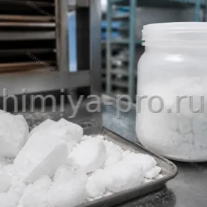 Белые гигроскопичные кристаллы кальция хлористого 2-водного ч. в герметичной канистре для лабораторной и промышленной сушки.