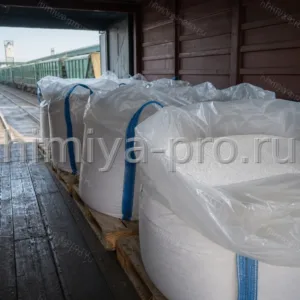 Мешки карбамида 700 кг с полиэтиленовым вкладышем в крытом вагоне, белые гранулы мочевины марки Б 46,4%.