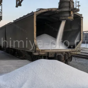 Насыпной карбамид смешанных партий 46,3–46,4% азота в минераловозе на ж/д терминале