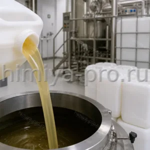 Вязкая светло-янтарная жидкость кокамида DEA из полиэтиленовой канистры в смеситель косметического производства