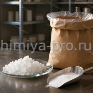 Белые кристаллы коричной кислоты на часовом стекле рядом с бумажным мешком на складе ароматического сырья