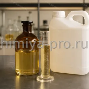 Светло-жёлтая жидкость креозола в тёмной стеклянной бутыли и мерном цилиндре на лабораторном столе