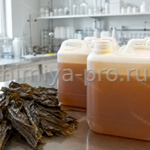 Светло-коричневый водно-глицериновый экстракт ламинарии в канистрах на столе косметической лаборатории