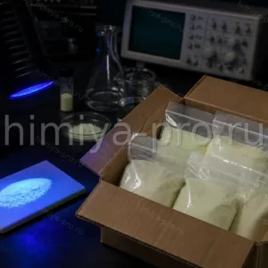 Белый порошок люминофора К-9 на основе сульфида цинка в пакетах с голубым свечением под УФ-лампой