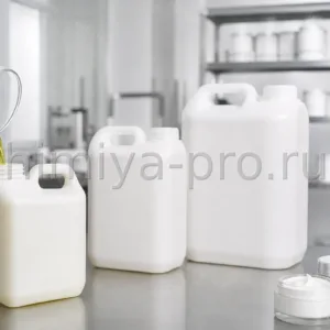 Слегка зеленоватое косметическое масло авокадо в канистре для дермокосметики и кремов