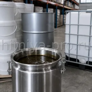 Тёмно-зелёное масло лавра в пробоотборнике на фоне вёдер, бочки и IBC для контрактного производства