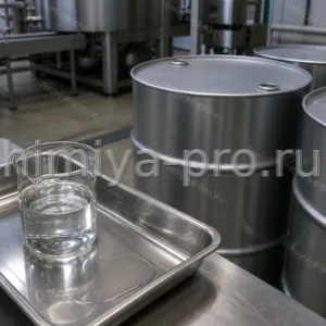 Бесцветное нефлуоресцирующее минеральное масло МХ-200 в пробе рядом с герметичными бочками смазочного склада