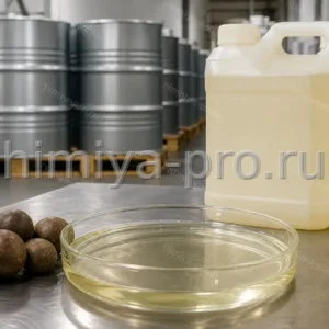 Светло-жёлтое рафинированное масло кукуи в чашке с тонкой плёнкой на фоне канистр и бочек