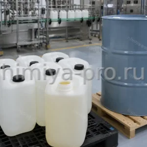Бледно-жёлтое рафинированное масло сафлора в канистрах и бочке на промышленном складе косметического сырья