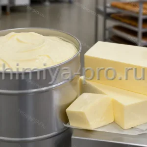 Светлая пастообразная масложировая смесь пищевая в промышленной бочке и блоках на столе хлебопекарного цеха
