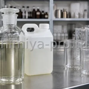 Бледно-жёлтая жидкость мелоналя натурального в стеклянной бутыли и канистре на столе парфюмерной лаборатории