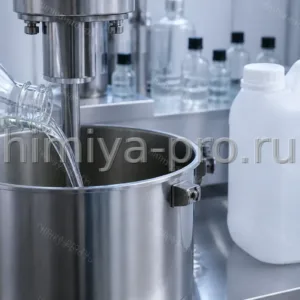 Бесцветный ментил ацетат-L наливается из лабораторной бутыли в смеситель косметической отдушки рядом с канистрой