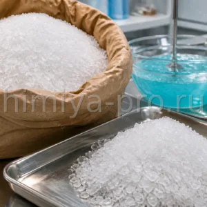 Белые кристаллы ментиллактата в промышленном мешке и на лабораторном лотке цеха охлаждающей косметики