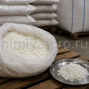 Белые кристаллы натуральной миристиновой кислоты в мешках на складе жирных кислот