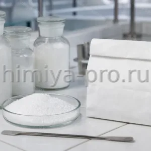 Банки с белым зернистым порошком карбоната натрия безводного на лабораторном столе