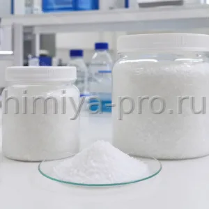 Банки с белыми кристаллами фосфата натрия 12-водного на столе биотехнологической лаборатории