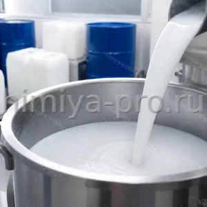 Белая жидкая эмульсия комплексного эмульгатора в канистрах на линии косметического производства
