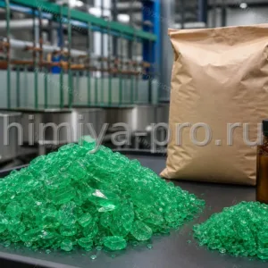 Изумрудно-зелёные кристаллы сульфата никеля(II) 7-водного у банки и мешка 25 кг для гальванического никелирования