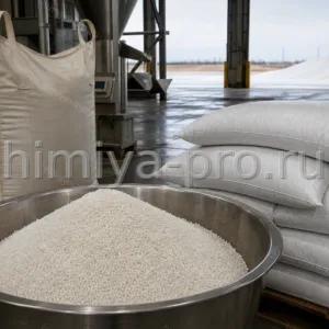 Кремово-белые гранулы аммиачной селитры 34,6% азота рядом с мешками и мягким контейнером на складе тукосмесей