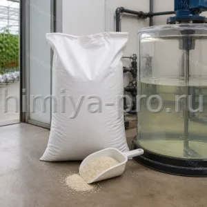 Бело-сероватые гранулы нитрата кальция 17% азота у мешка 25 кг и бака фертигации тепличных томатов и перца