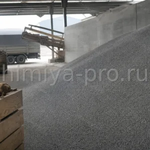 Насыпные приллированные гранулы азофоски 22-20-0 с серой в бункере крытого склада свекловодческого хозяйства.