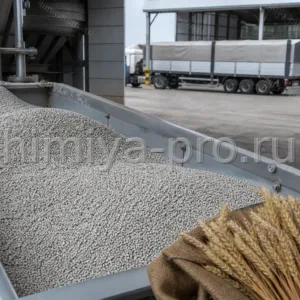Светло-серые гранулы азофоски 20-20-0 в стальном бункере зернового склада, азотно-фосфорная база без калия.