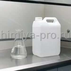 Бесцветный нитрометан 99% в стеклянной колбе и канистре HDPE на столе в вытяжном шкафу