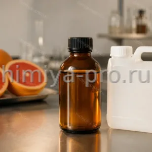 Соломенно-жёлтый нуткатон 85% в янтарном флаконе и канистре на столе ароматической лаборатории у грейпфрута