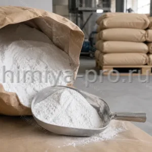 Белый порошок оксида цинка у промышленных мешков на складе сырья для резинотехнического производства